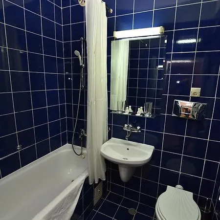 Ambassador - Free Parking Hotel