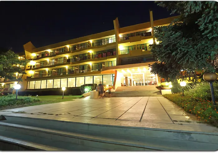 Ambassador - Free Parking Отель