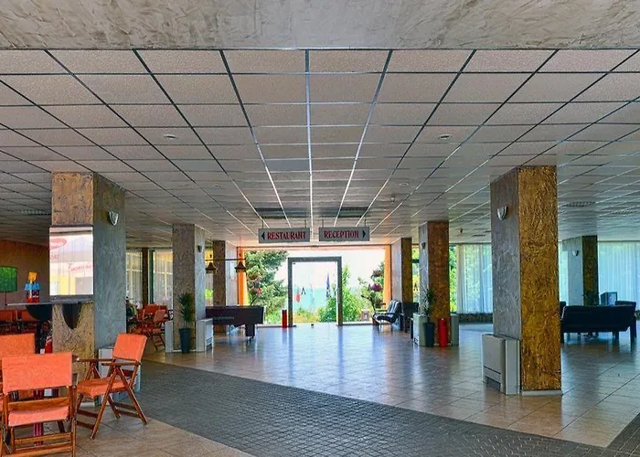 Ambassador - Free Parking Отель 3*