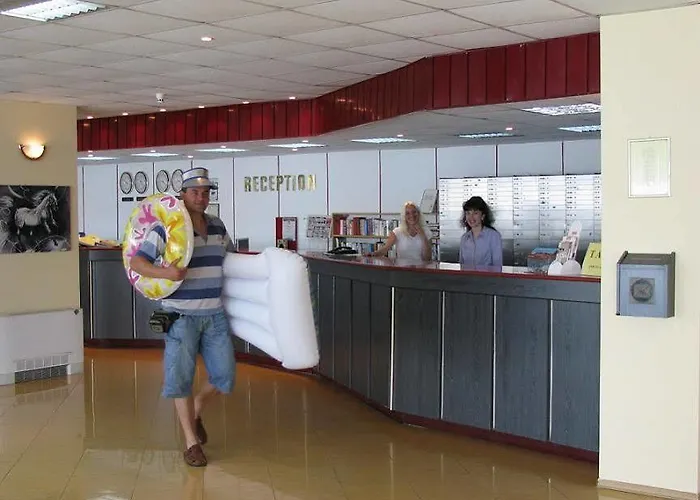 Отель Ambassador - Free Parking