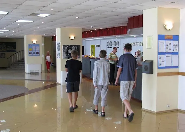 Ambassador - Free Parking Отель