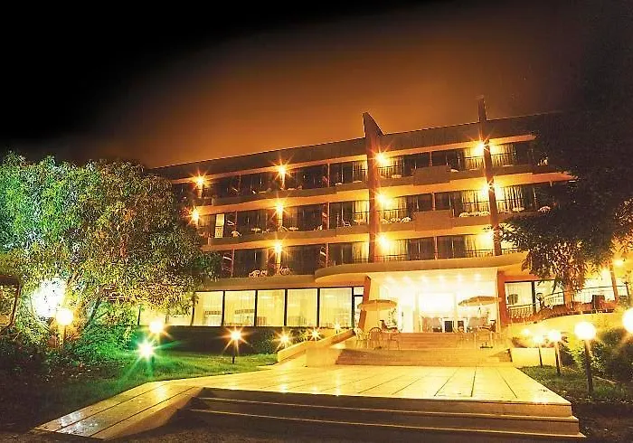 Ambassador - Free Parking Отель