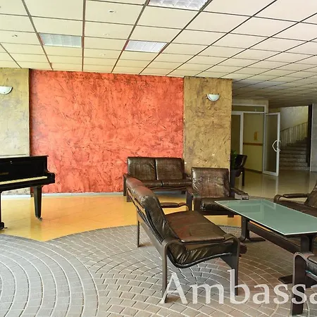 Ambassador - Free Parking Отель 3*