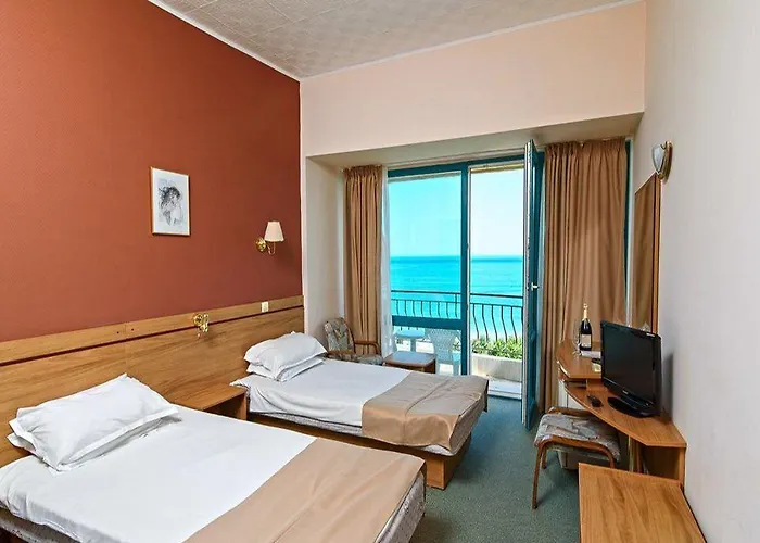 Ambassador - Free Parking Hotel