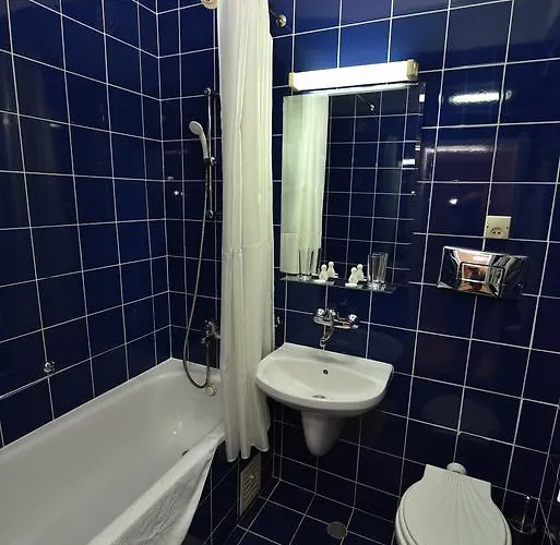 Ambassador - Free Parking Hotel