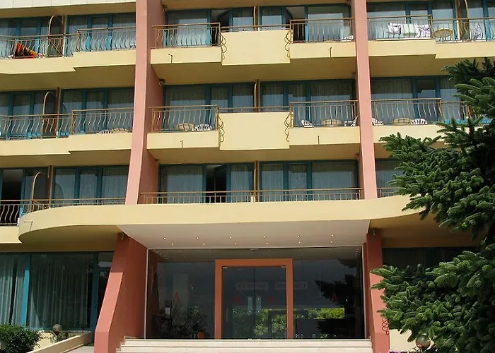 Ambassador - Free Parking Hotel